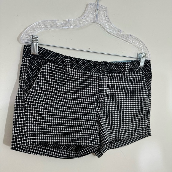 Merona sz 6 shorts in a textured fabric with a textured white stitching - Picture 1 of 11